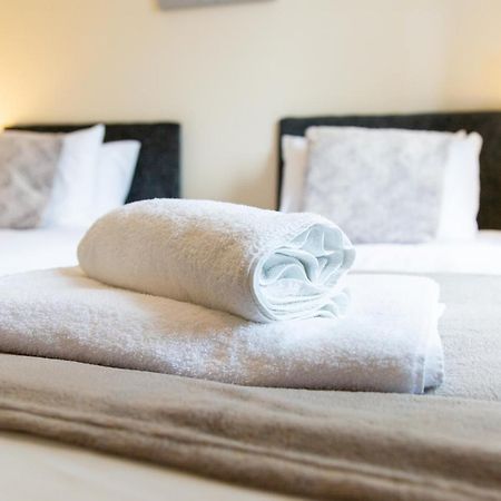 1-Bedroom Apartment With Balcony, Hoddesdon Dış mekan fotoğraf