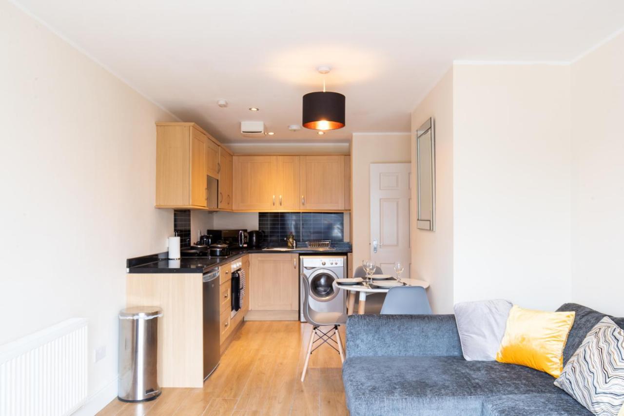 1-Bedroom Apartment With Balcony, Hoddesdon Dış mekan fotoğraf