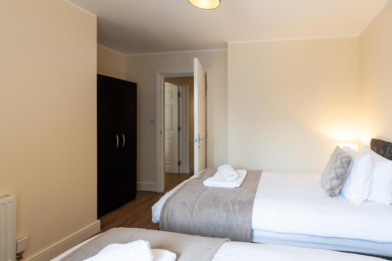 1-Bedroom Apartment With Balcony, Hoddesdon Dış mekan fotoğraf