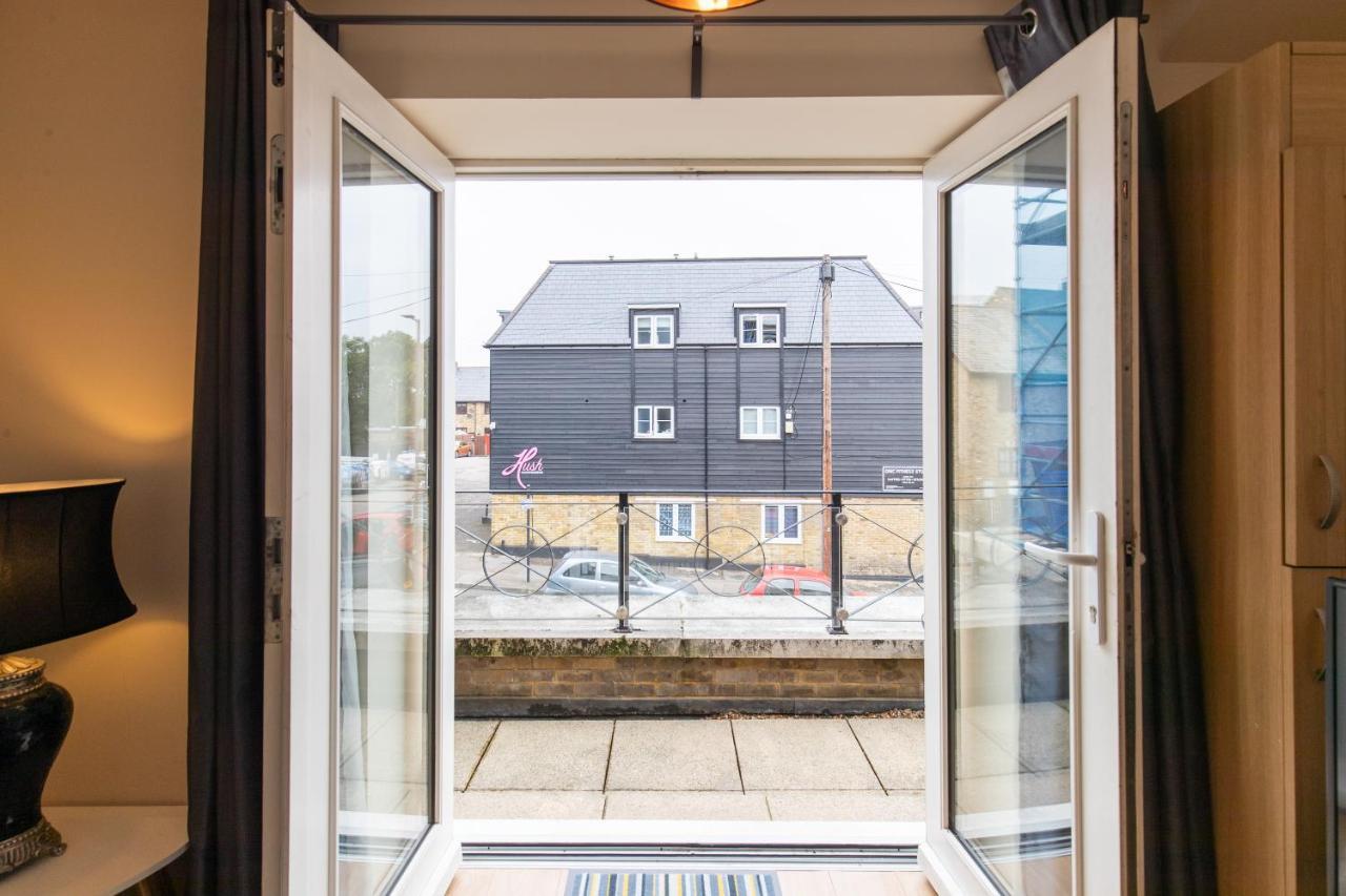 1-Bedroom Apartment With Balcony, Hoddesdon Dış mekan fotoğraf