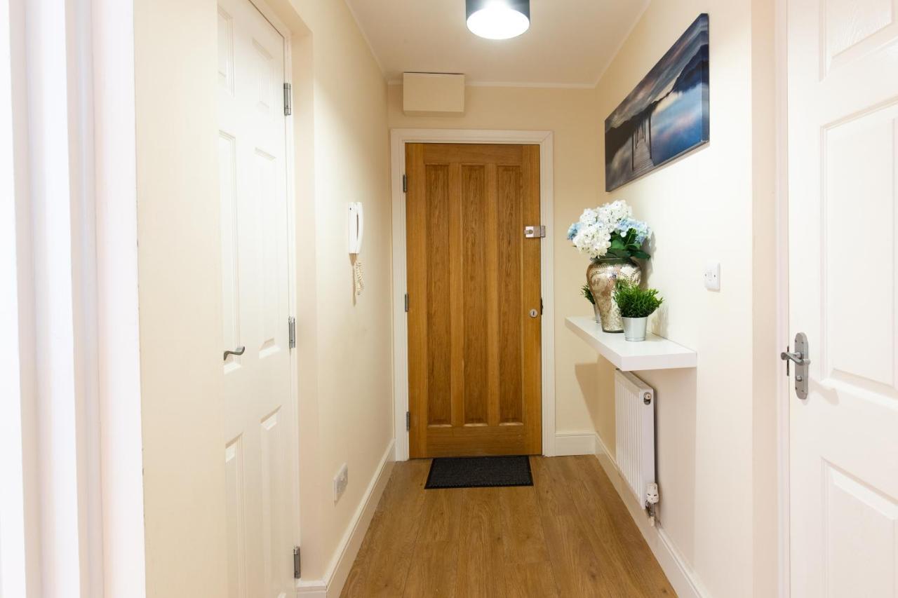1-Bedroom Apartment With Balcony, Hoddesdon Dış mekan fotoğraf