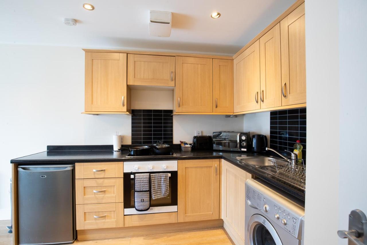 1-Bedroom Apartment With Balcony, Hoddesdon Dış mekan fotoğraf