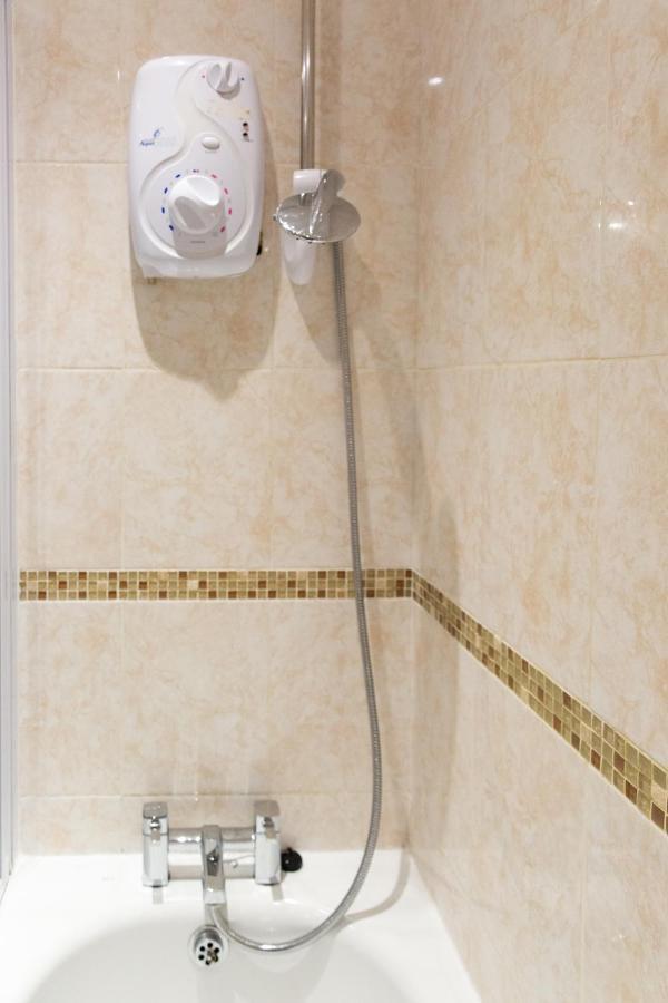 1-Bedroom Apartment With Balcony, Hoddesdon Dış mekan fotoğraf