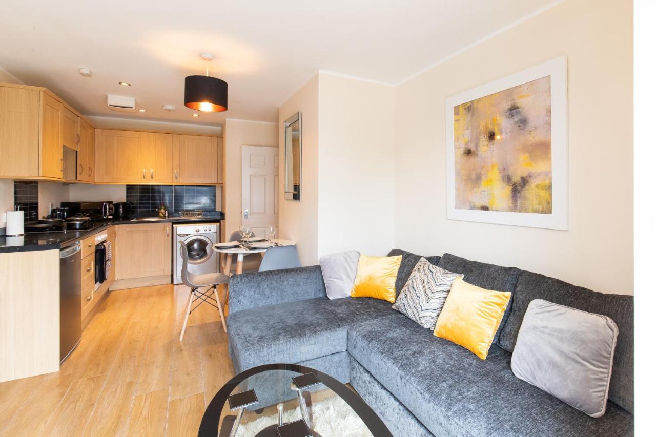 1-Bedroom Apartment With Balcony, Hoddesdon Dış mekan fotoğraf