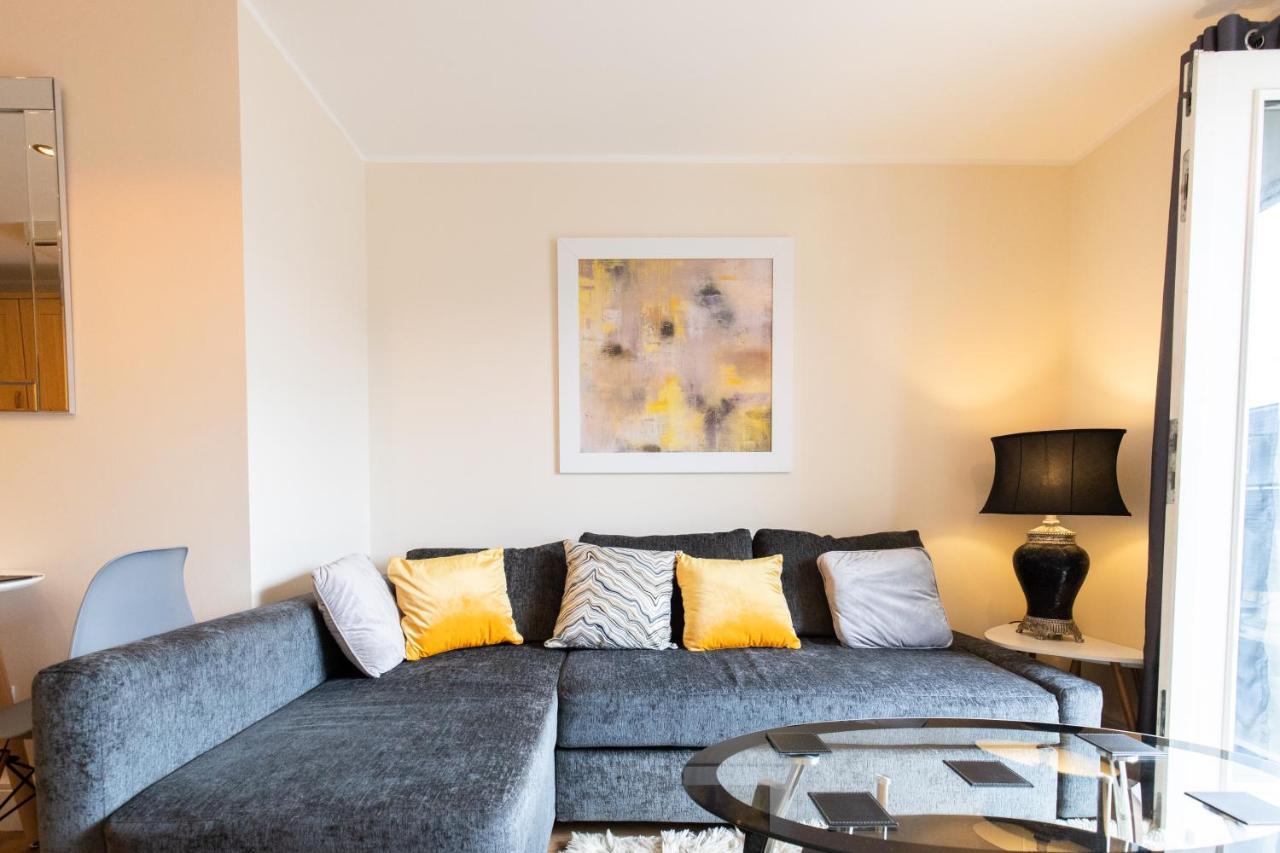 1-Bedroom Apartment With Balcony, Hoddesdon Dış mekan fotoğraf