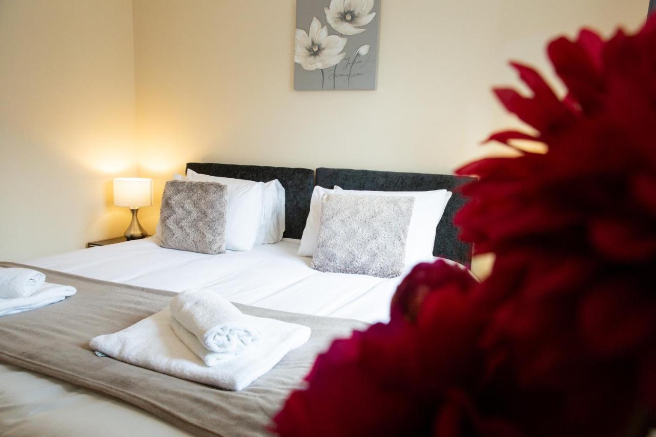 1-Bedroom Apartment With Balcony, Hoddesdon Dış mekan fotoğraf